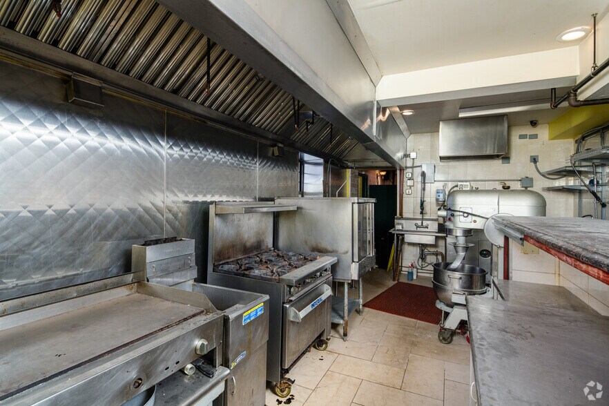 More Photos Of 737-739 N La Salle Dr, Chicago Storefront Retail Office For Sale