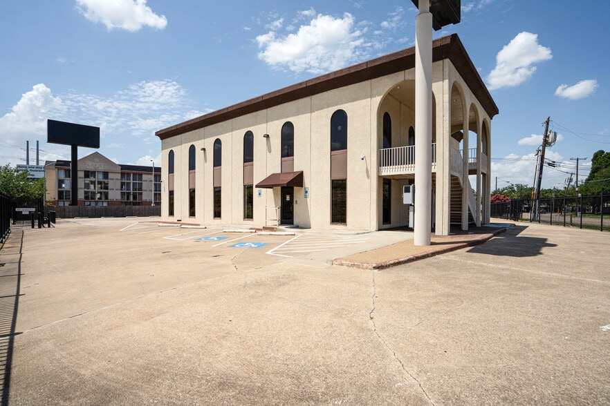 More Photos Of 8855 N Stemmons Fwy, Dallas Office For Sale