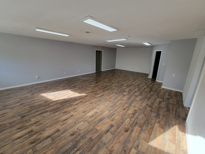 More Photos Of 4646-4660 E Lake Rd, Sheffield Lake Unknown For Lease