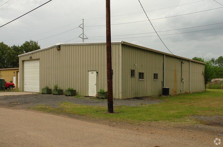 More Photos Of 5820 N Commerce Plz, Jackson Light Distribution For Lease