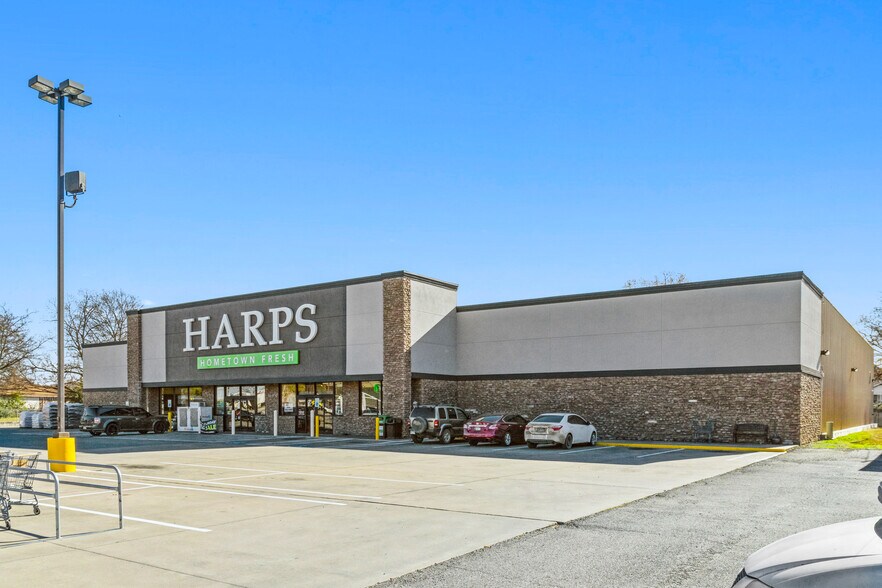 More Photos Of 1004 E Walnut St, Paris Supermarket For Sale