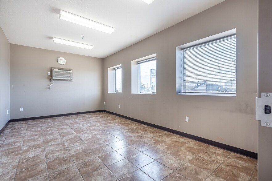 More Photos Of 4807 40 Av, Lloydminster Warehouse For Lease