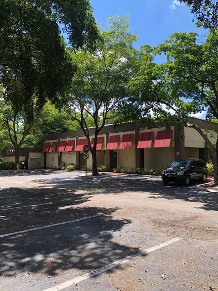 Primary Photo Of 80 SW 84th Ave, Plantation Restaurant For Lease