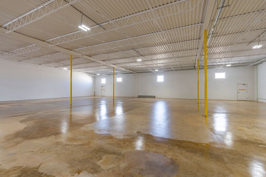 More Photos Of 2903 Ladybird Ln, Dallas Distribution For Lease