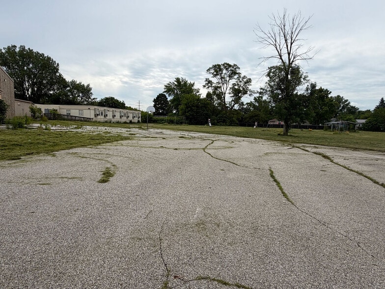 More Photos Of 1944 Iowa Ave, Saginaw Flex For Sale