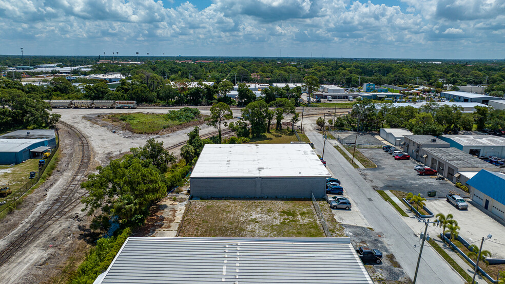 More Photos Of 2169 10th St, Sarasota Warehouse For Sale