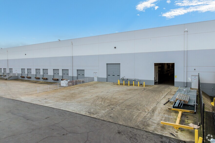 More Photos Of 8860 Industrial Ave, Roseville Distribution For Lease