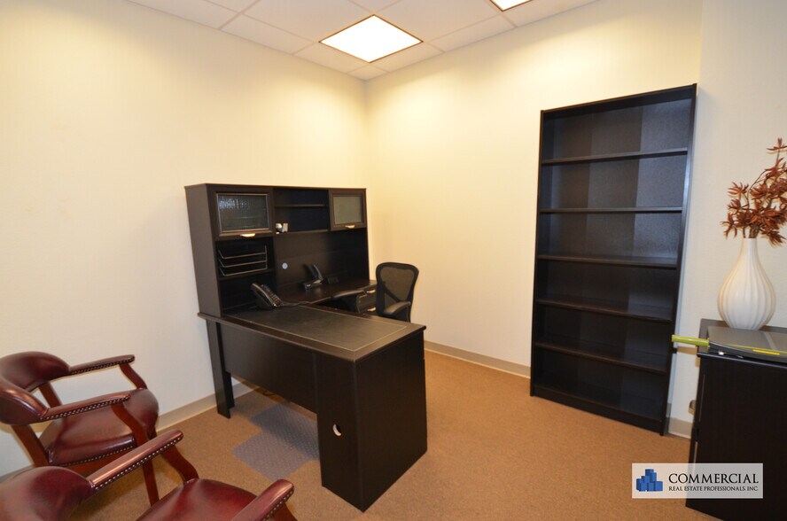 More Photos Of 13538 Village Park Dr, Orlando Office Residential For Lease