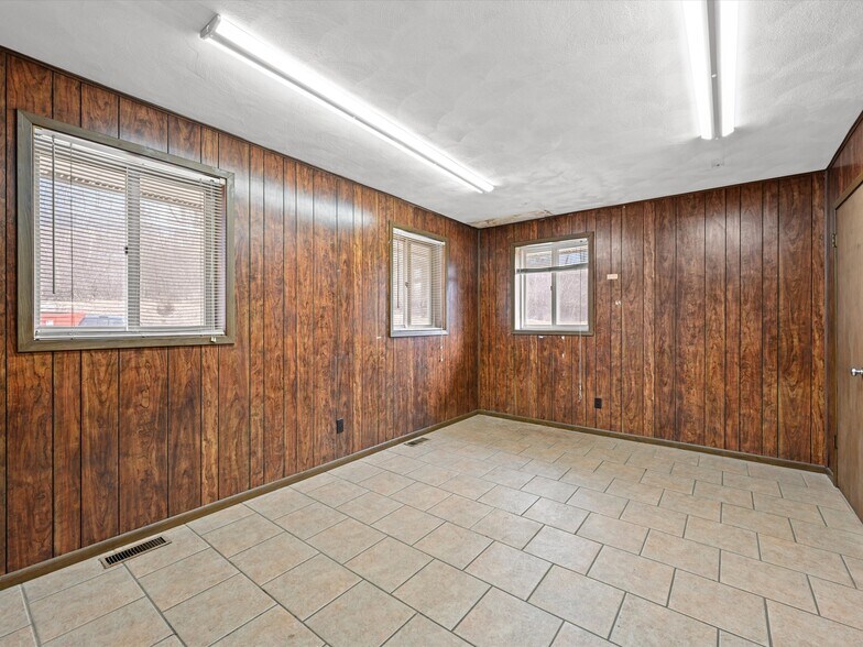 More Photos Of 1000 Century Cir, Dubuque Flex For Lease