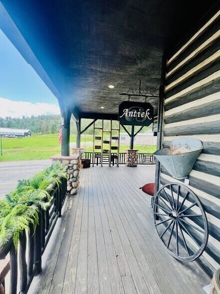 More Photos Of 114 Homestead Rd, Evergreen Showroom For Sale