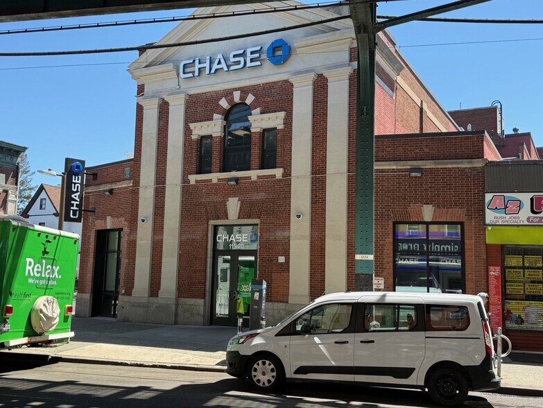 More Photos Of 11520 Jamaica Ave, Richmond Hill Bank For Lease
