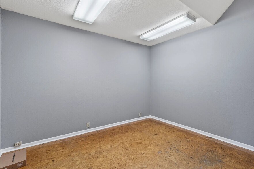 More Photos Of 1911 22nd St, Huntsville General Retail For Lease