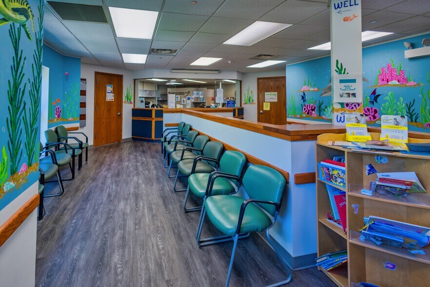 More Photos Of 1015 Summit St, Elgin Medical For Lease