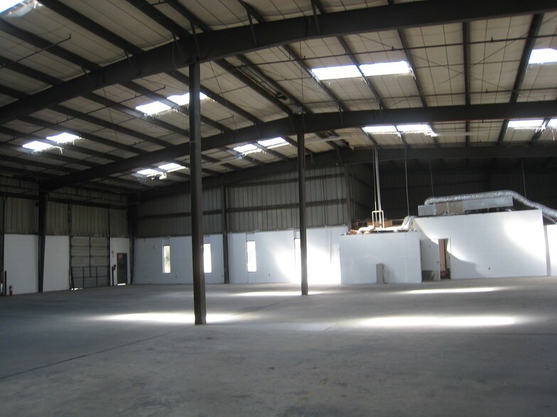 More Photos Of 5146-5283 Le Tourneau Cir, Tampa Warehouse For Lease