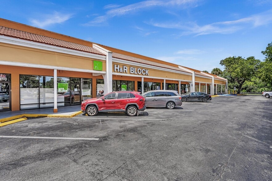 More Photos Of 8030-8384 N Pines Blvd, Pembroke Pines General Retail For Lease