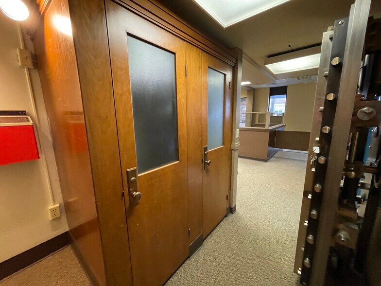 More Photos Of 300 E Main St, Pullman Bank For Sale