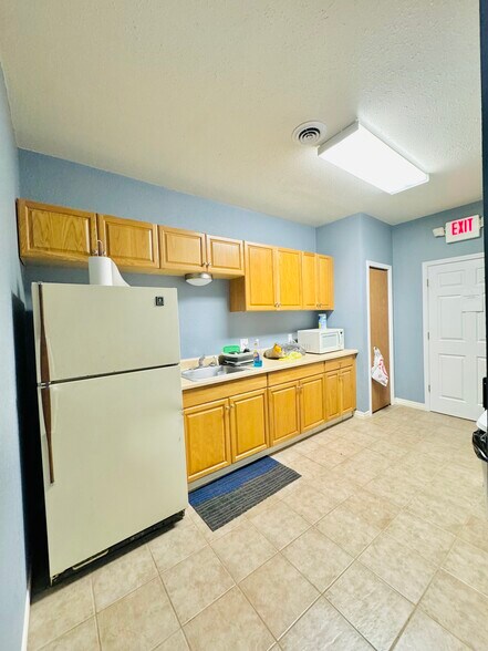 More Photos Of 2415 N Illinois St, Swansea Flex For Sale