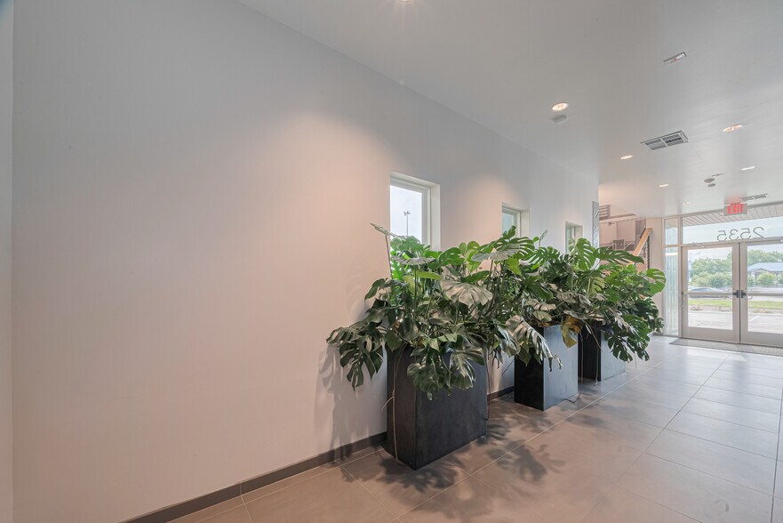 More Photos Of 2535 North Fwy, Houston Office For Lease
