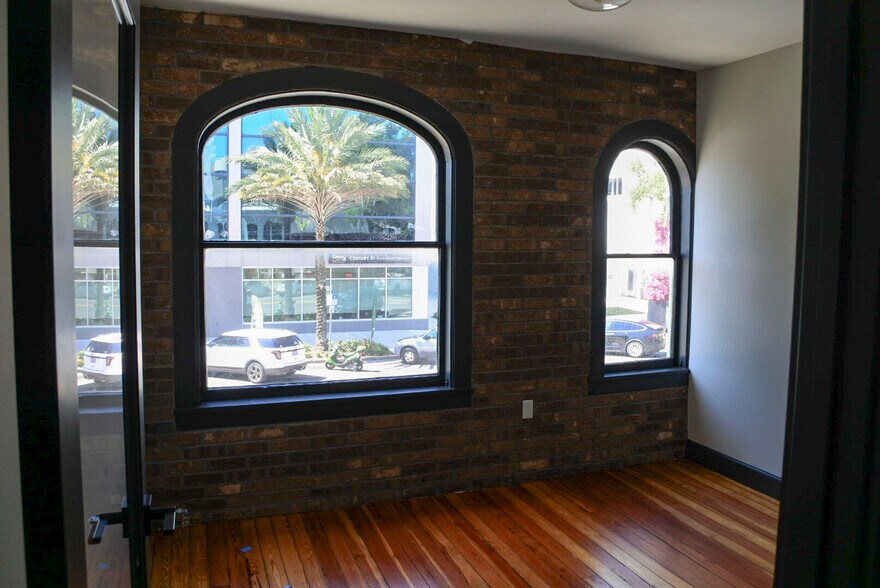 More Photos Of 689 Central Ave, Saint Petersburg General Retail For Lease