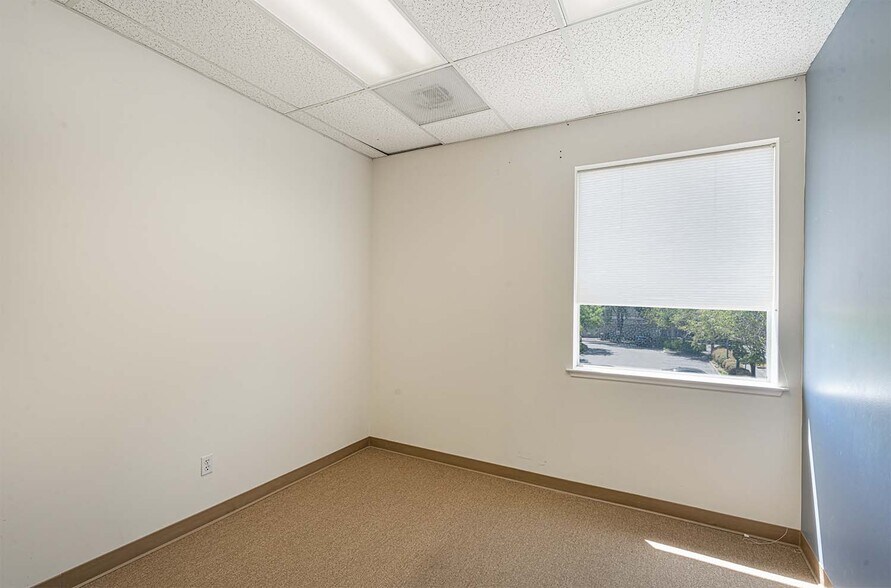 More Photos Of 8911 Lakewood Dr, Windsor Medical For Lease