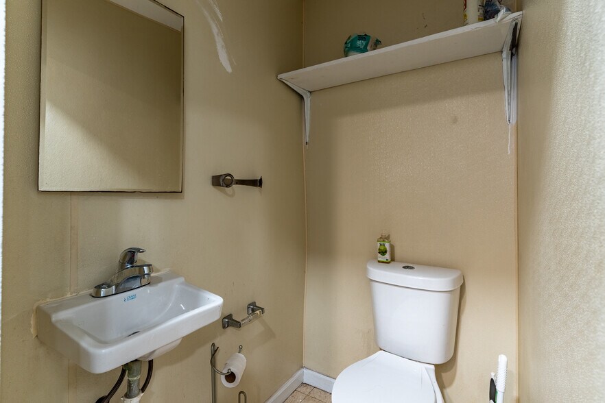 More Photos Of 8701 N Palafox St, Pensacola Flex For Sale