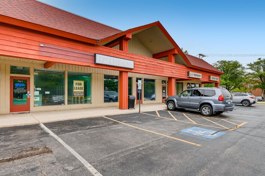 More Photos Of 700-730 S Northwest Hwy, Barrington Unknown For Lease