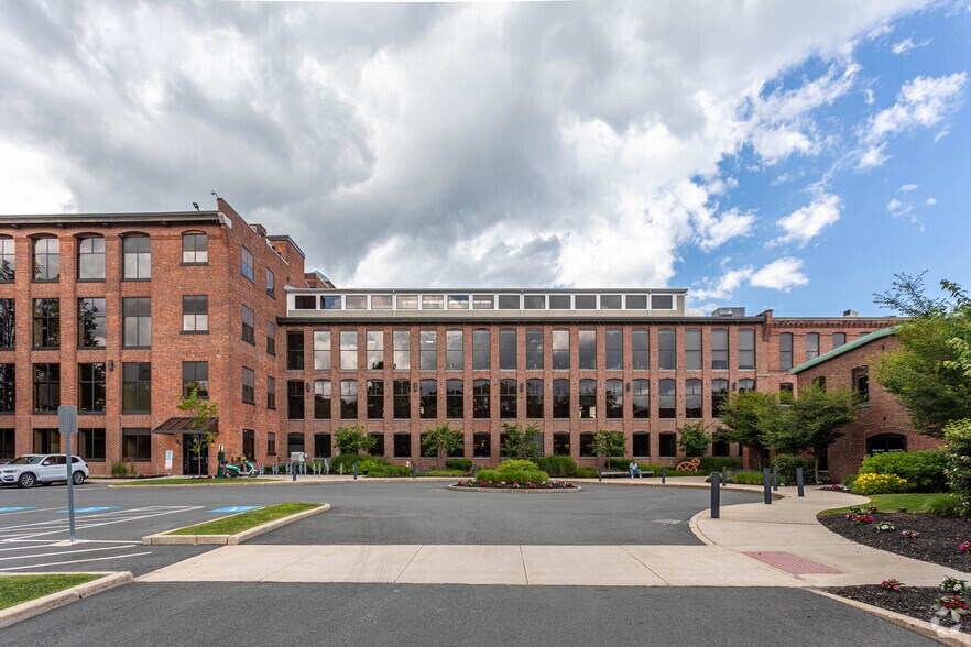 More Photos Of 480 Pleasant St, Watertown Office For Lease