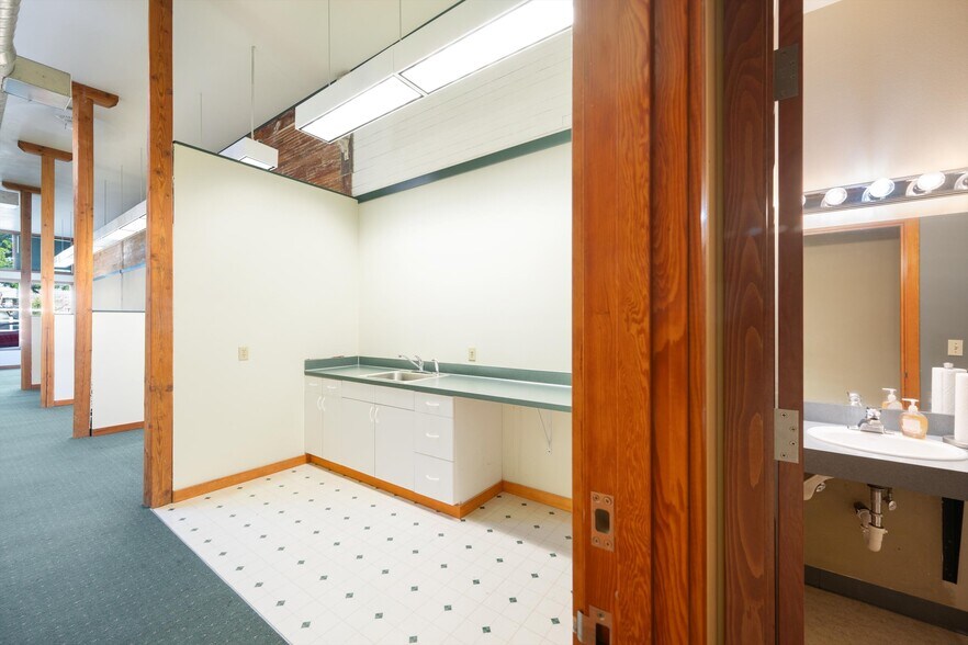 More Photos Of 215 Prospect St, Bellingham Office For Sale