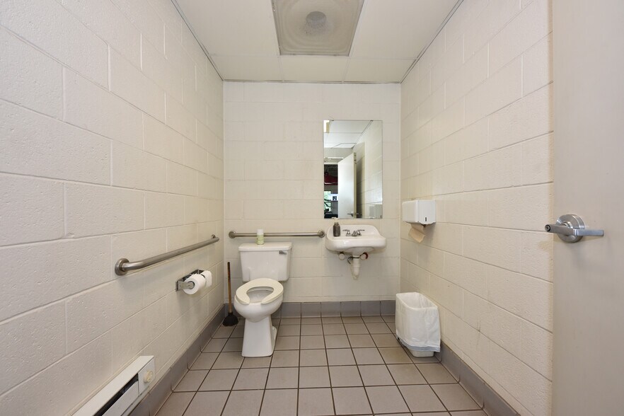 More Photos Of 820 W Sumner St, Hartford Auto Repair For Sale