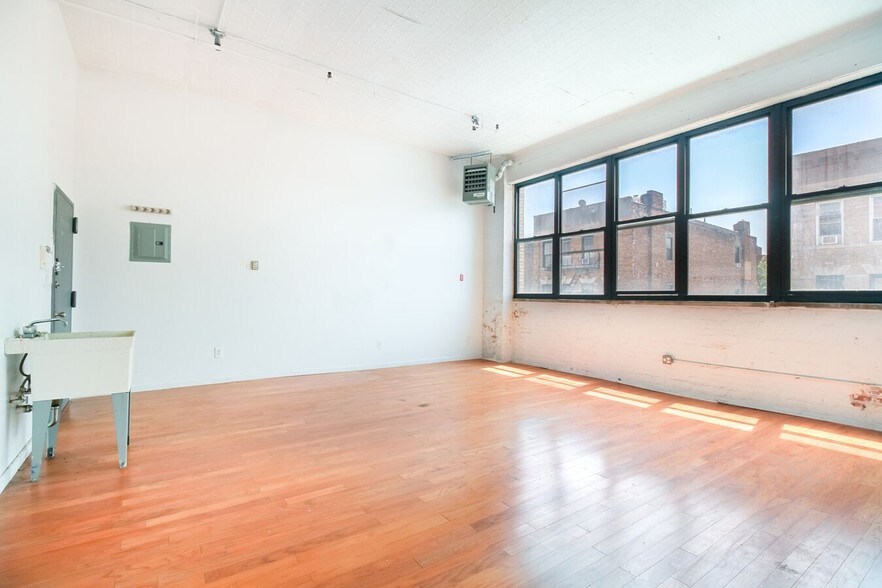More Photos Of 117 Grattan St, Brooklyn Warehouse For Lease