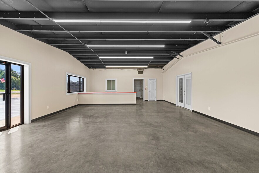 More Photos Of 10063 US-72, Rogersville Warehouse For Lease