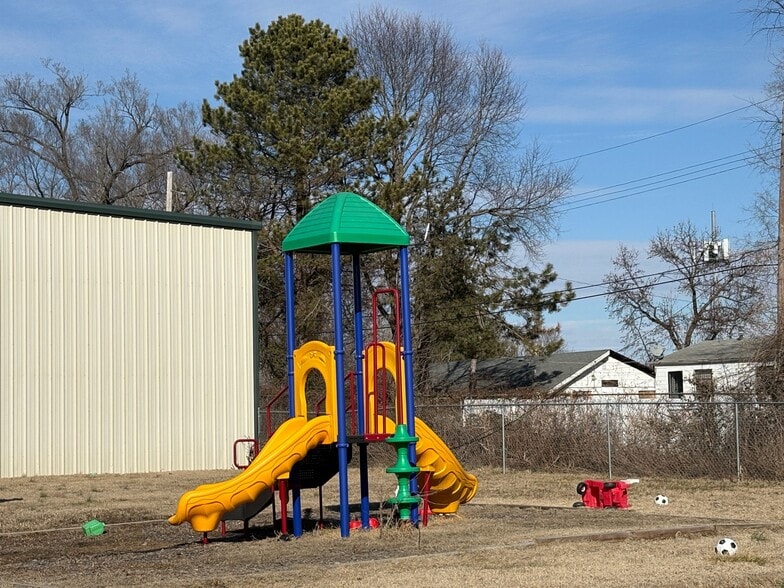More Photos Of 10112 Royal Dr, Saint Louis Schools For Lease
