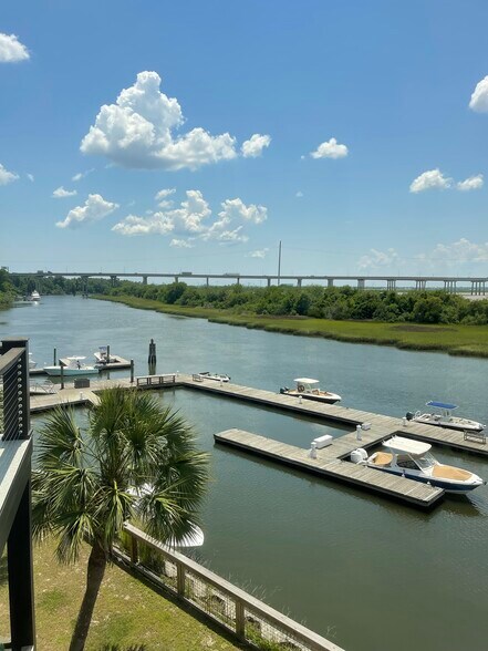 More Photos Of 670 Marina Dr, Charleston Office For Lease