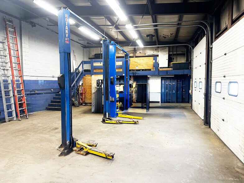 More Photos Of 92 Manchester St, Concord Auto Repair For Lease