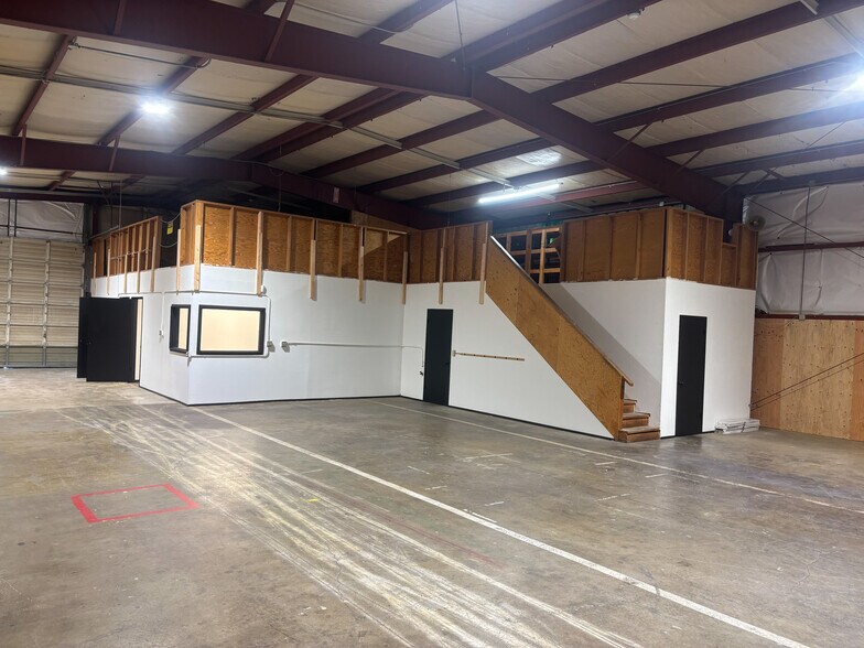 More Photos Of 250 SE Booth Bend Rd, McMinnville Manufacturing For Lease
