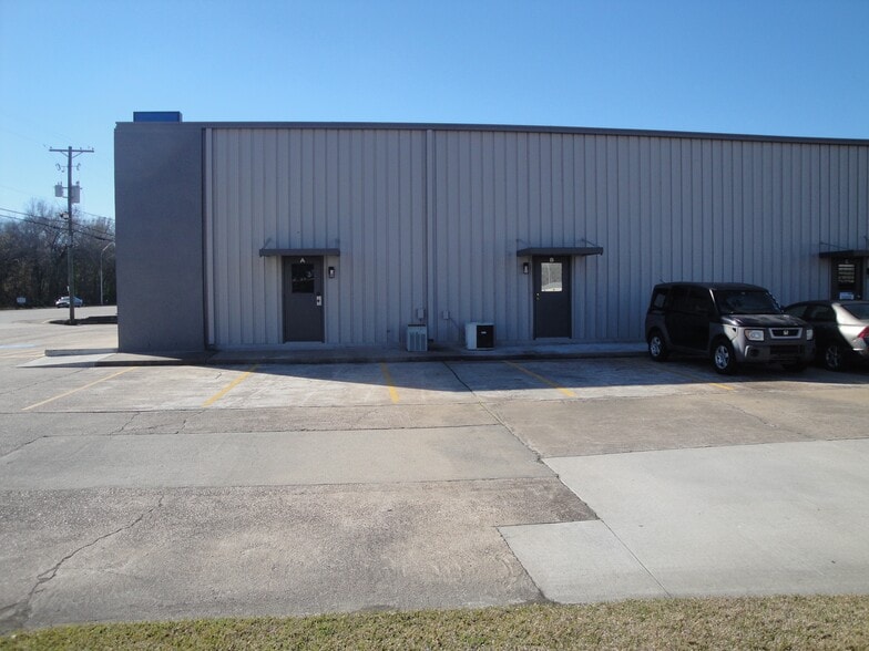 More Photos Of 6950 College St, Beaumont Warehouse For Lease