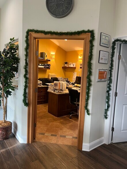 More Photos Of 138 N County Line Rd, Jackson Office For Sale