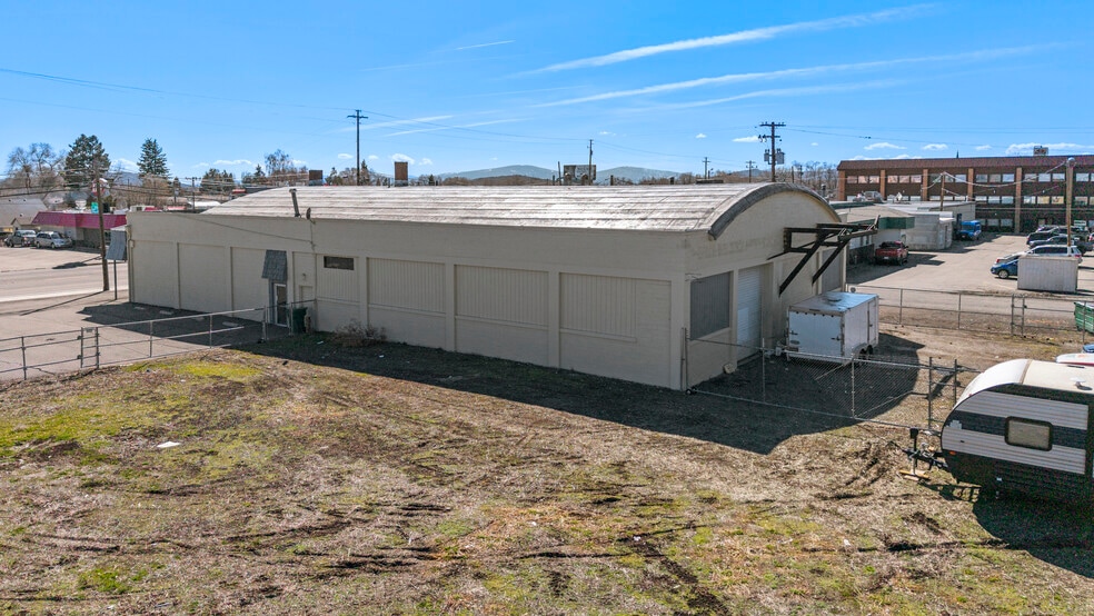 More Photos Of 4609 S 6th St, Klamath Falls Storefront For Sale