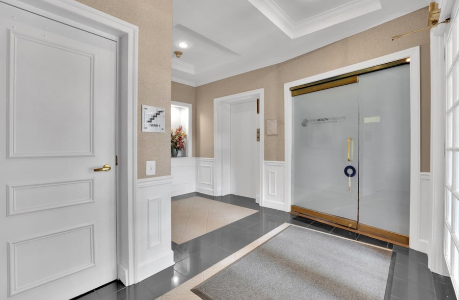 More Photos Of 410 Pine St SE, Vienna Office For Sale