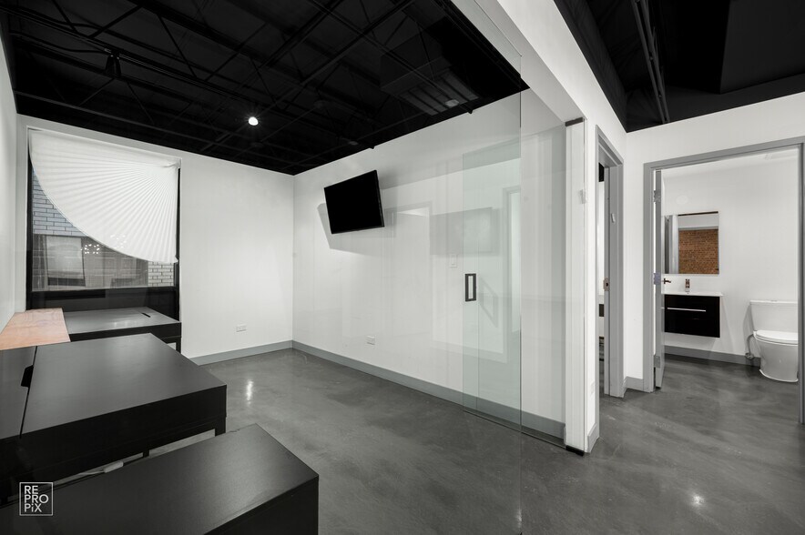 More Photos Of 1322 W Walton St, Chicago Light Distribution For Lease