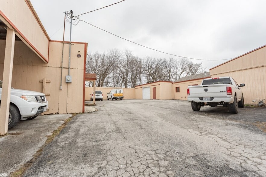 More Photos Of 219 & 303 W Chase st, Springfield Light Distribution For Lease