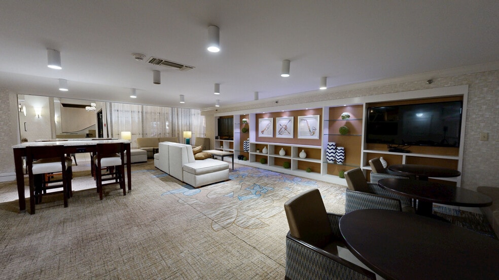 More Photos Of 200 E Amite St, Jackson Hotel For Sale