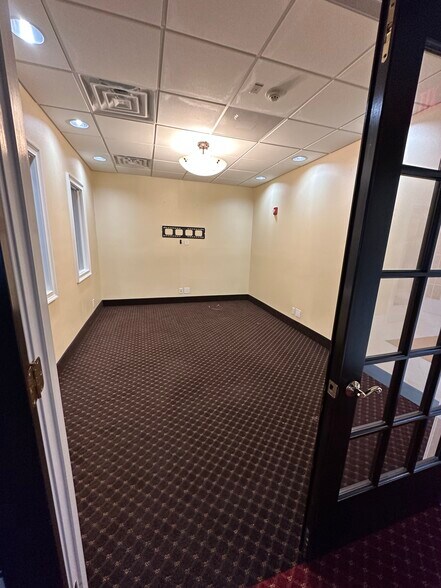 More Photos Of 25 Nassau Ln, Island Park Office For Lease