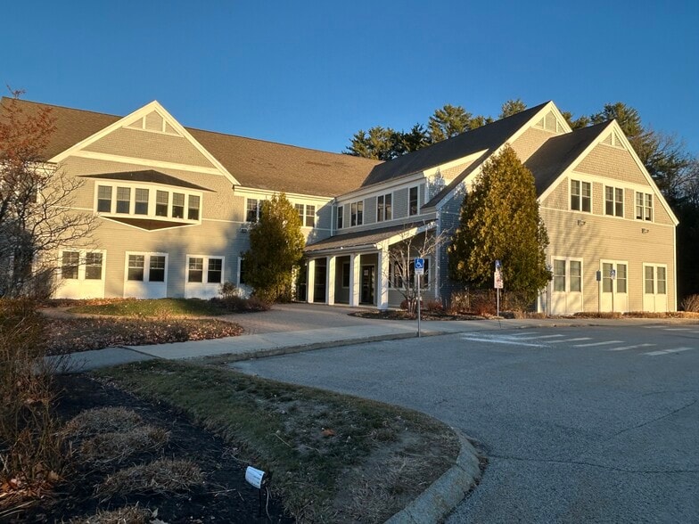 More Photos Of 45 Forest Falls Dr, Yarmouth Medical For Sale