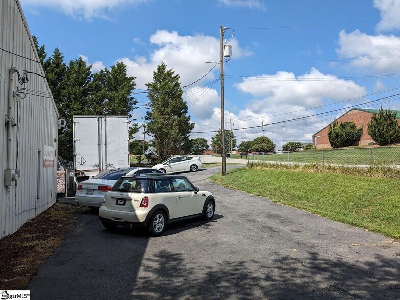 More Photos Of 110 Sunbelt Ct, Greer Flex For Sale