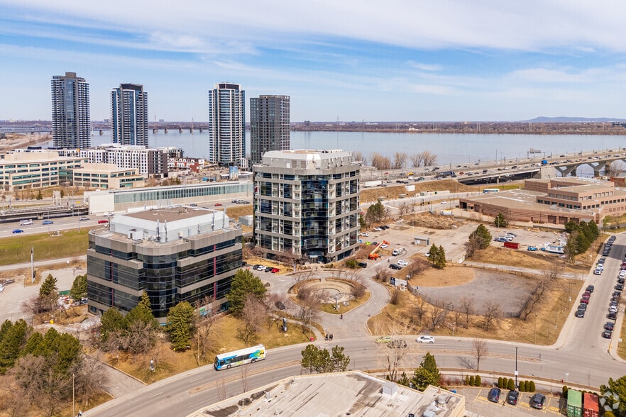 More Photos Of 16 Pl Du Commerce, Montréal Apartments For Lease