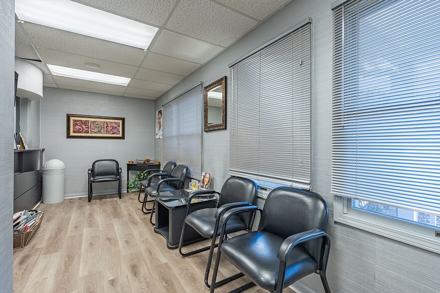 More Photos Of 610 Crystal Point Dr, Crystal Lake Medical For Lease
