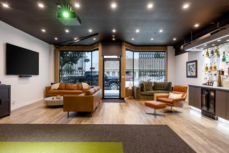 More Photos Of 1612 Magnolia Blvd, Burbank Storefront For Sale