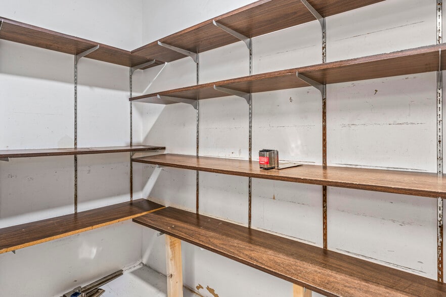 More Photos Of 211 Edds Ln, Sterling Schools For Lease