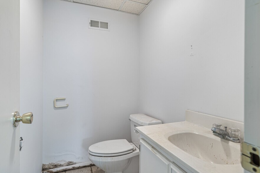 More Photos Of 1421 E Main St, Park Hills Flex For Sale